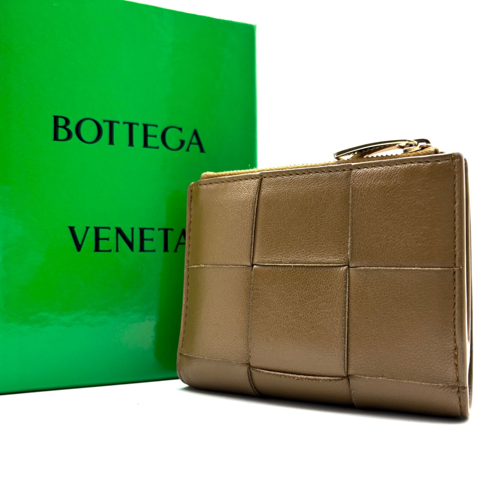 極美品 ボッテガヴェネタ BOTTEGA VENETA カセット 二つ折り財布 マキシイントレチャート レザー ブラウン 茶色 ウォレット コンパクト RFID 残暑 敬老の日 シルバーウィーク 秋休み 行楽 ハロウィン 七五三 ボーナス ギフト プレゼント 26,460円