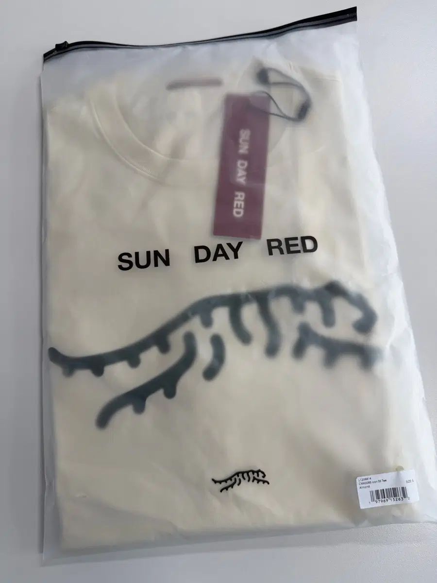 SUNDAY（サンデー）レッド スウェット Tシャツ アイボリー S