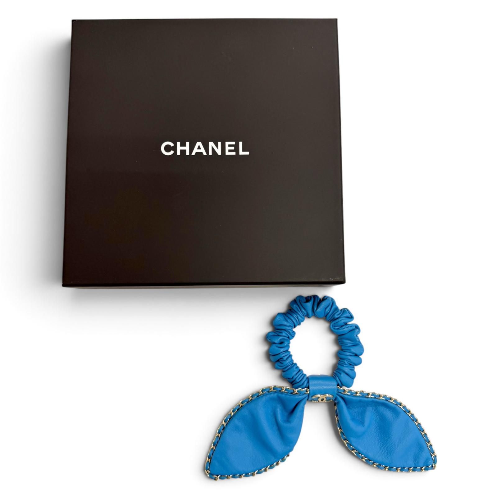 未使用品△CHANEL シャネル AA8258 A22S レザー ココマーク リボン チェーン シュシュ ヘアゴム ヘアアクセサリー ブルー ゴールド金具 未使用品△CHANEL シャネル AA8258 A22S レザー ココマーク リボン チェーン シュシュ ヘアゴム ヘアアクセサリー ブルー ゴールド金具