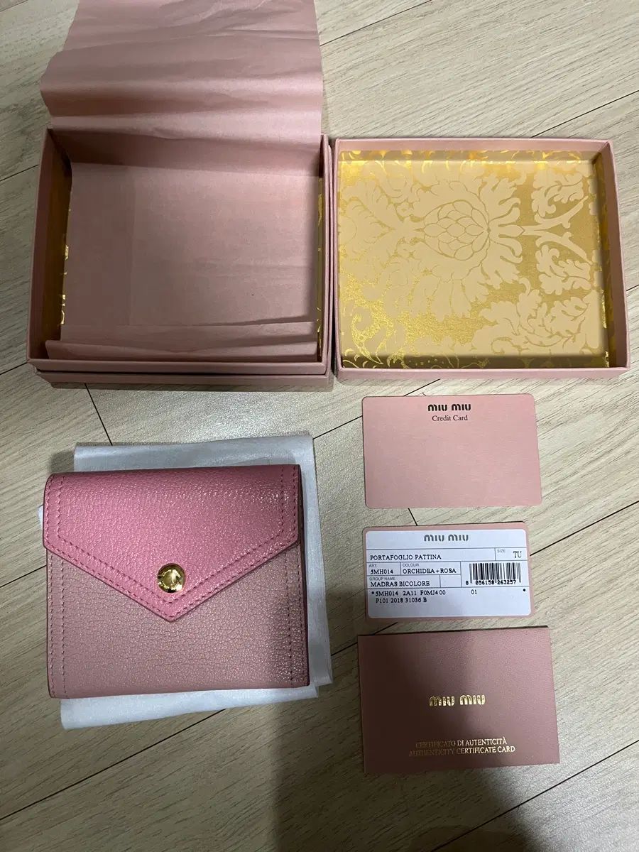 ミュウミュウ マドラス 二つ折り財布 新品