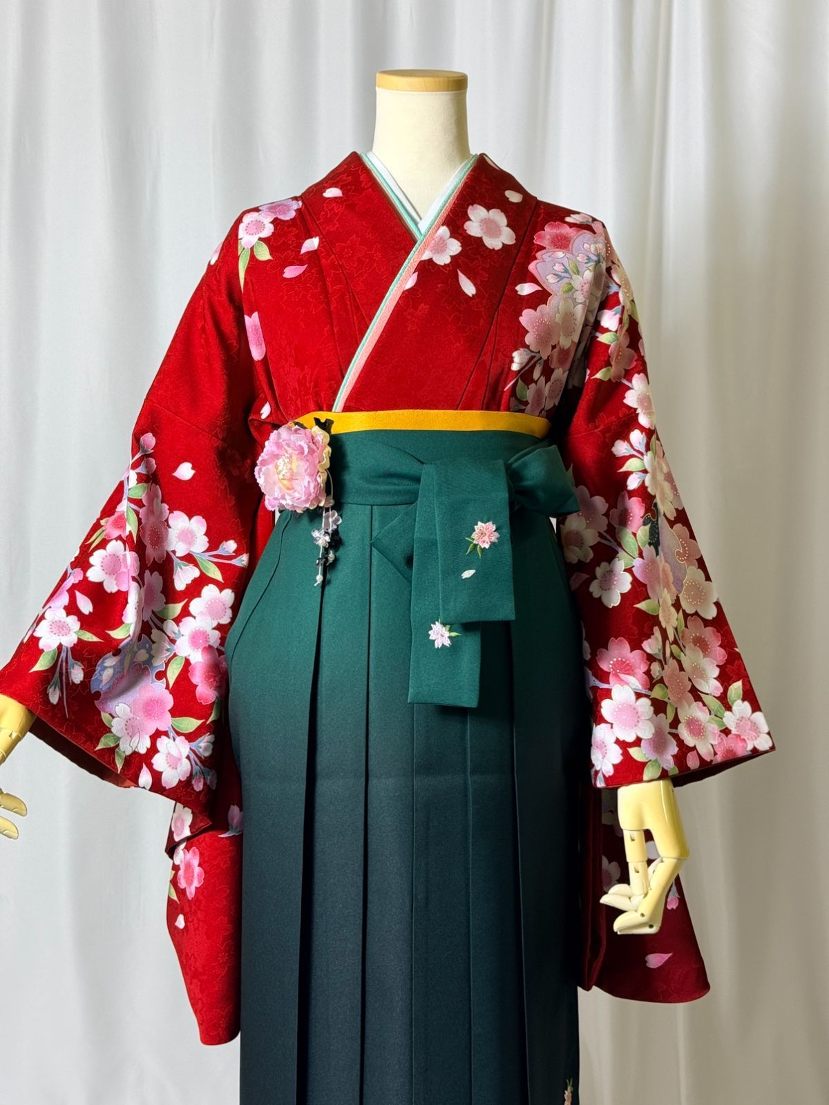 【着物・袴・帯 3点セット】【美品】レディース袴セット 成人式・卒業式に 華やか和装 赤 緑 刺繍 古典柄 花柄 桜 地紋 95-71