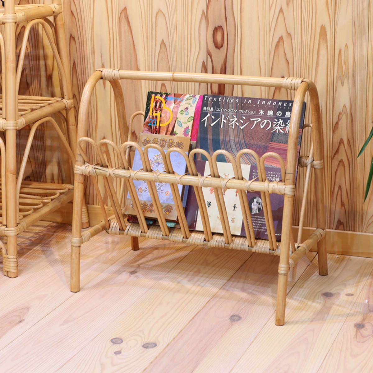 マガジンラック ラタン 幅47cm 天然素材 （ 籐 かご バスケット ラック 収納 ラタン家具 完成品 ディスプレイ インテリア 雑誌収納 持ち手 籐家具 軽量 ） 8,580円
