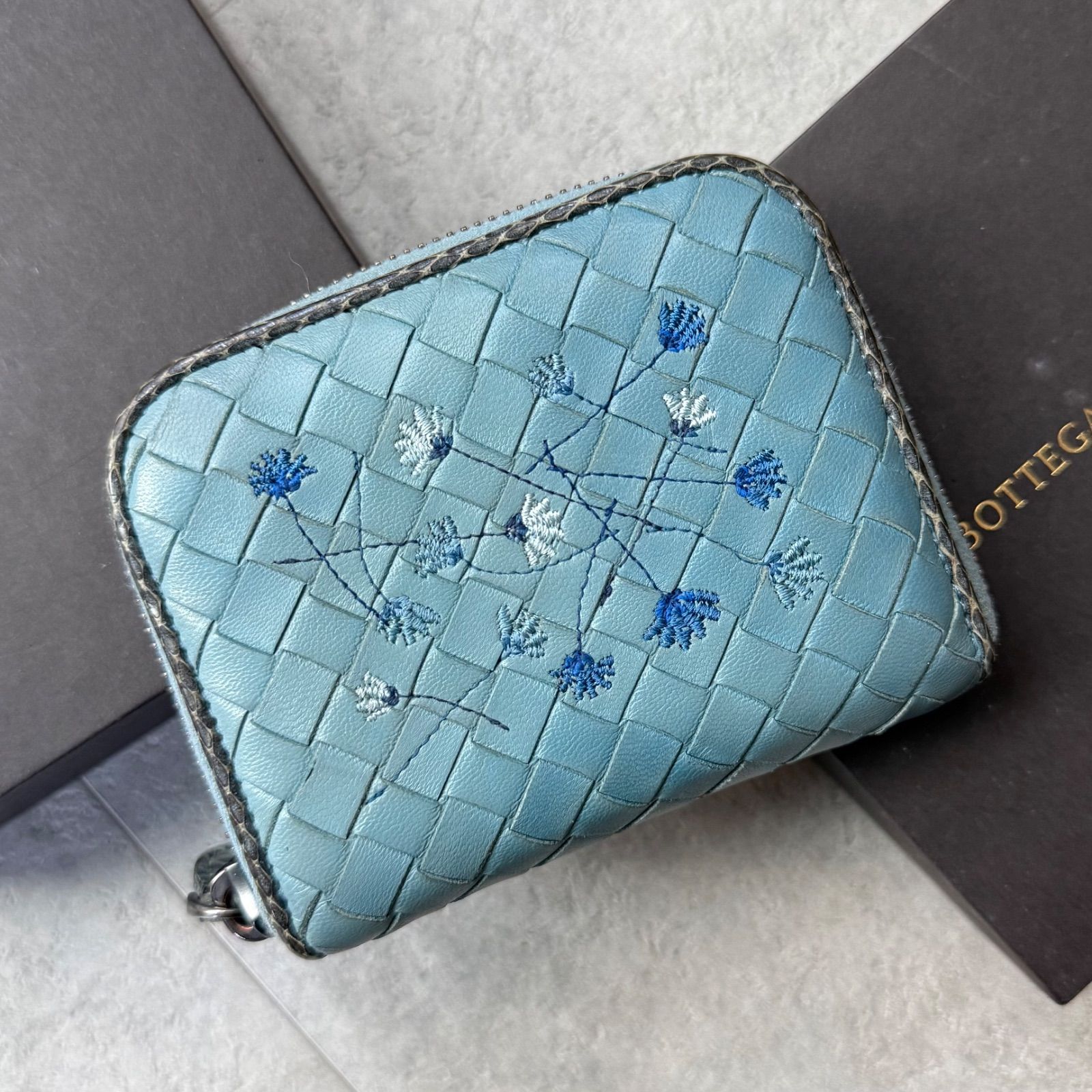 BOTTEGA VENETA ボッテガヴェネタ イントレチャート レザー コインケース 小銭入れ 刺繍 花柄 ブルー 水色 コンパクトウォレット ミニ財布