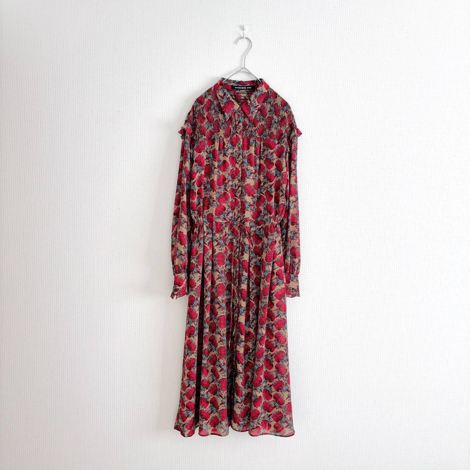 VIVIENNE TAM ヴィヴィアンタム フラワープリント ピンタック　洗える　シャツワンピース 長袖 花柄 ベージュレッド 赤 40 ポリエステル100% 日本製 タック 袖口フリル ギャザー ウエスト紐　ロング丈 ドレープ　薄手　軽量　美品 【D595】