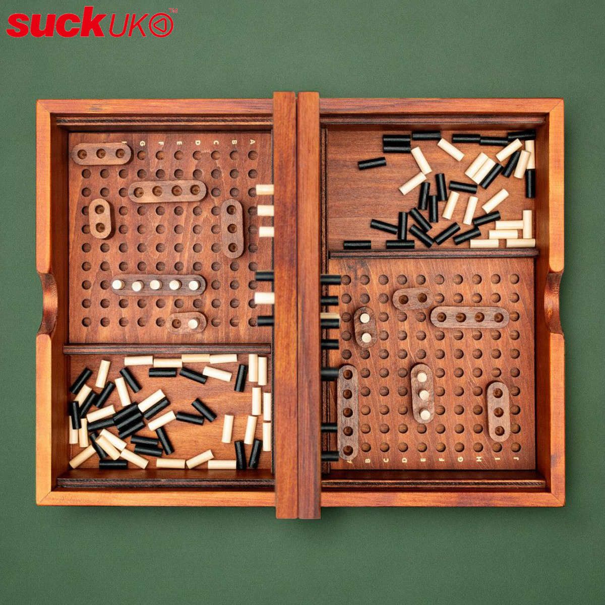 ボードゲーム 戦艦ゲーム SUCK UK Direct Hit 遊び （ サックユーケー おもちゃ ゲーム 2人 対戦ゲーム 推理ゲーム 木製 インテリア 雑貨 おしゃれ 知育玩具 脳トレ 集中力 思考力 木のおもちゃ コンパクト収納 2人対戦 ）