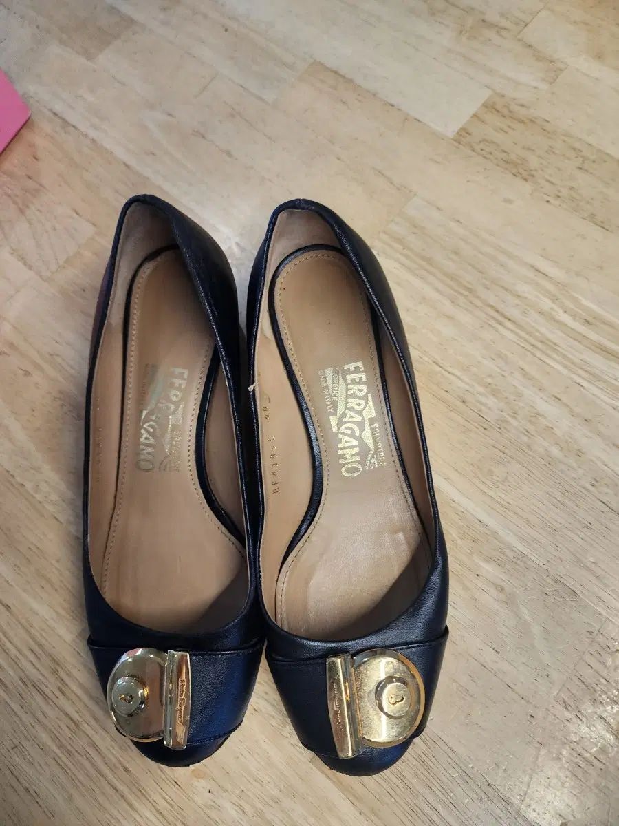 240 FERRAGAMO フェラガモ 靴 ヒール5センチ 12,863円