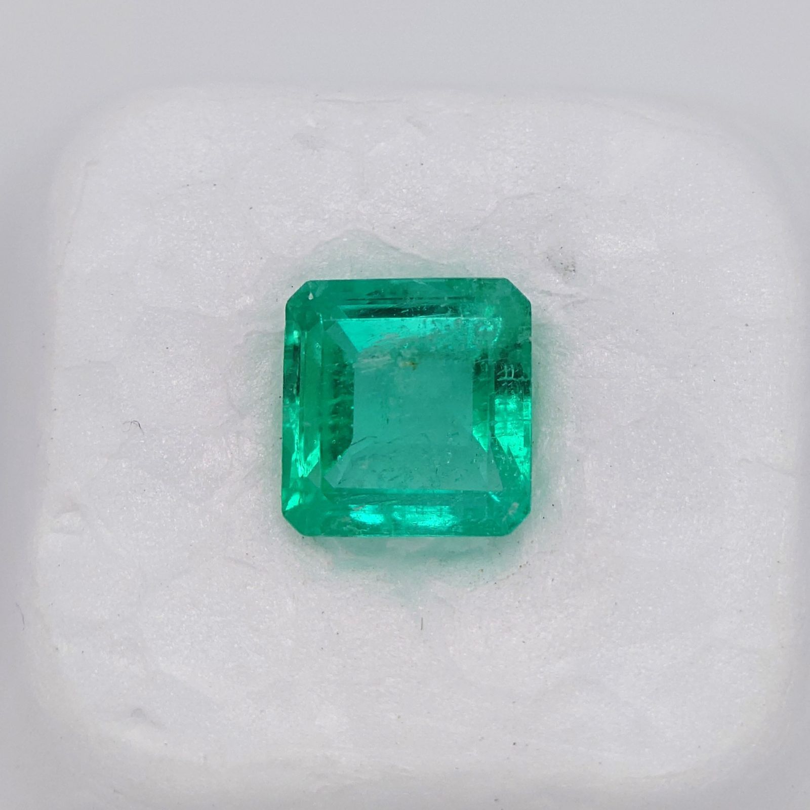 天然エメラルド 0.72ct 約5.5mmｘ5.3mmｘ3.2ｍｍ ジュエリー外し e0067