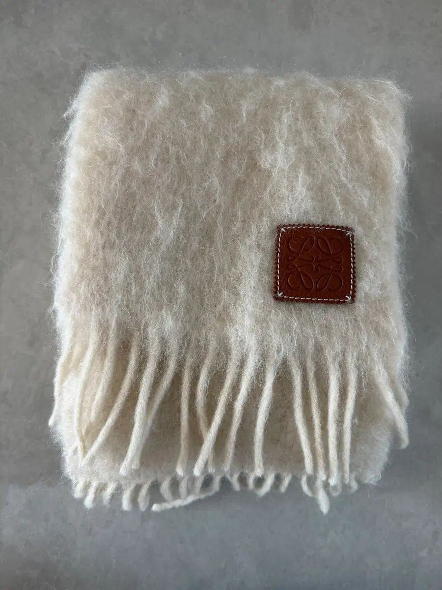 LOEWE マフラー アイボリー