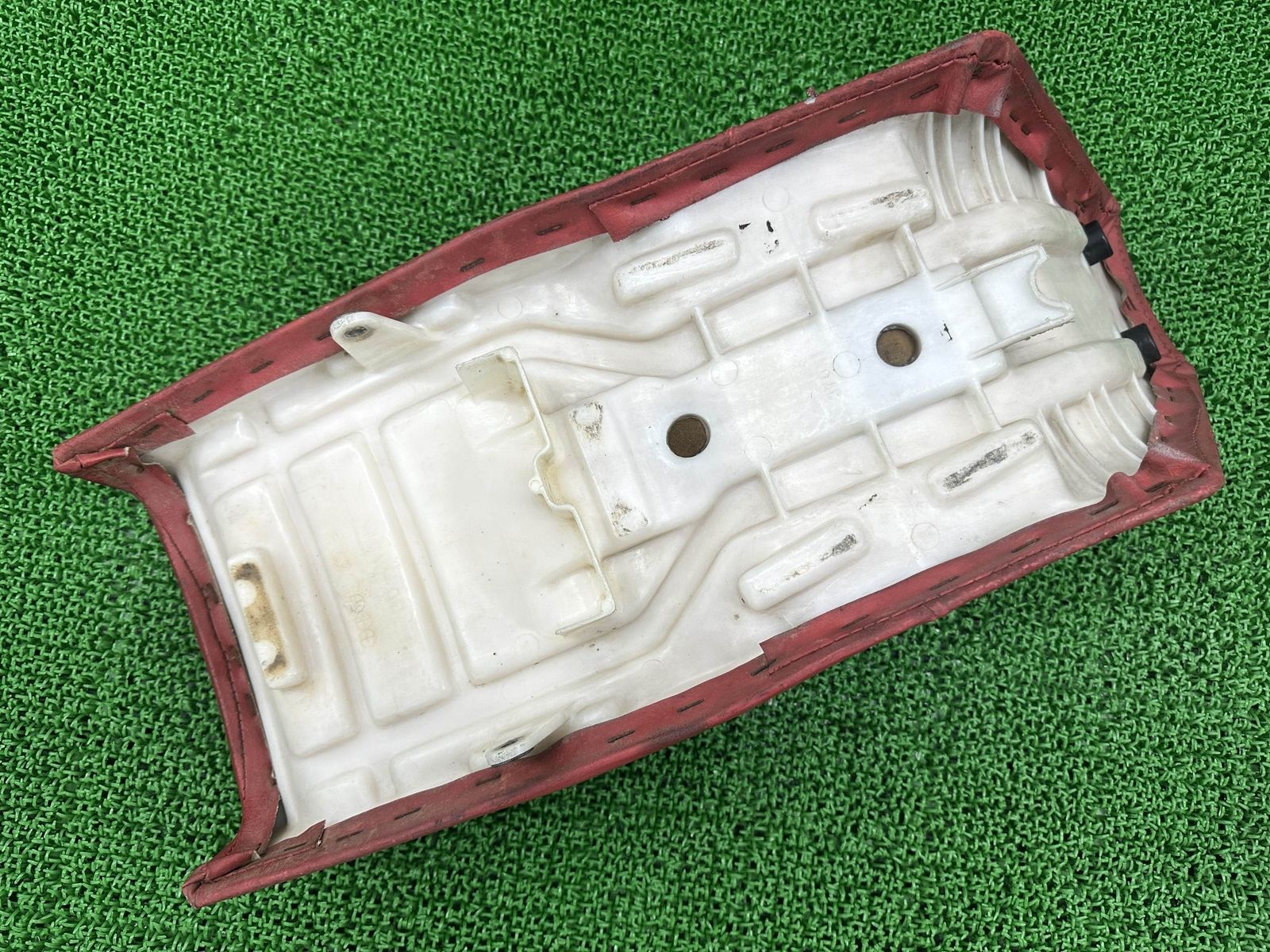DT50 シート 赤 17W-00 ヤマハ 純正 中古 17W 当時物 修復素材や張替えベースに Pd