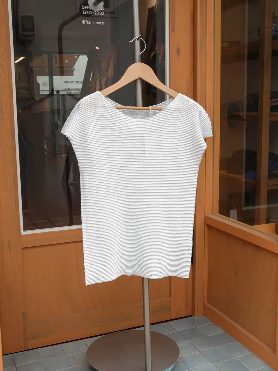 ISSEY MIYAKE ストレッチ ワッフル ノースリーブ トップス (白)