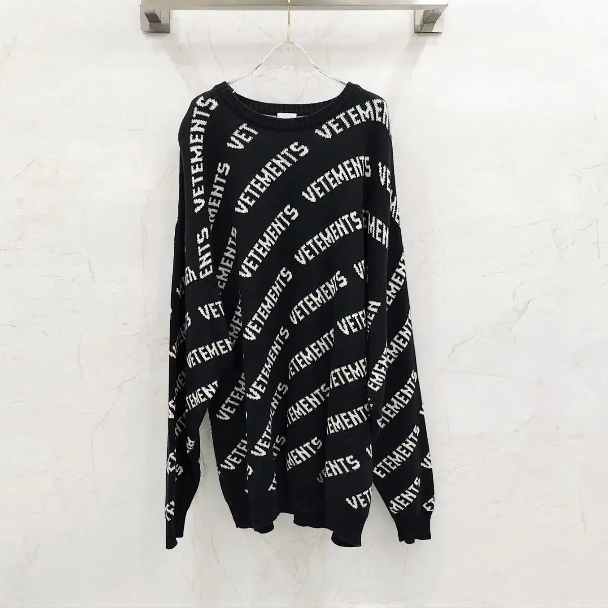 XL / VETEMENTS ヴェトモン オールオーバー ロゴ コットン カシミア ジャカード ニット ブラック UE51KN200B