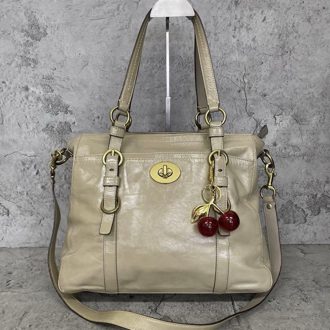 美品　COACH Y2K Turnlock Greige 2way Bag　コーチ 2way ショルダーバッグ ターンロック 金金具 パテントレザー グレージュ 10,500円