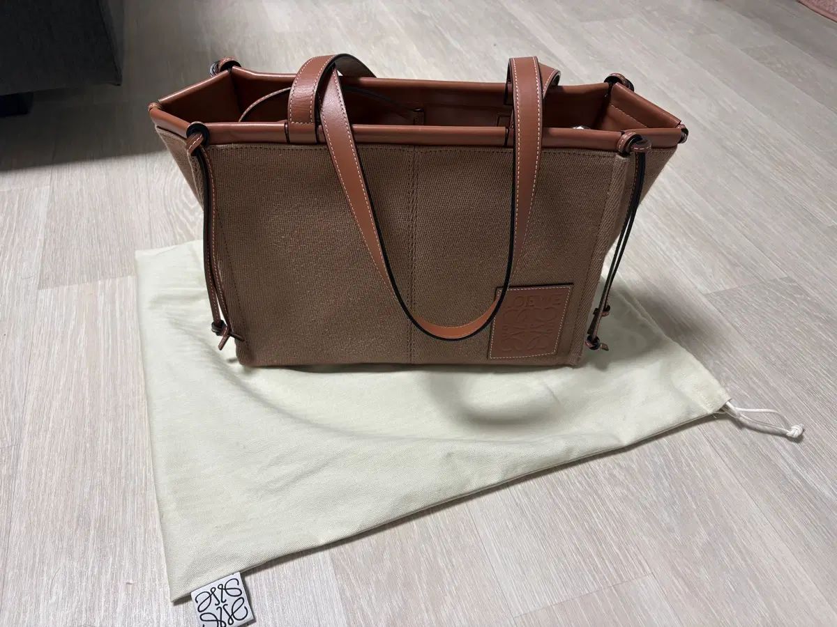 LOEWE クッションバッグ トープ カラー