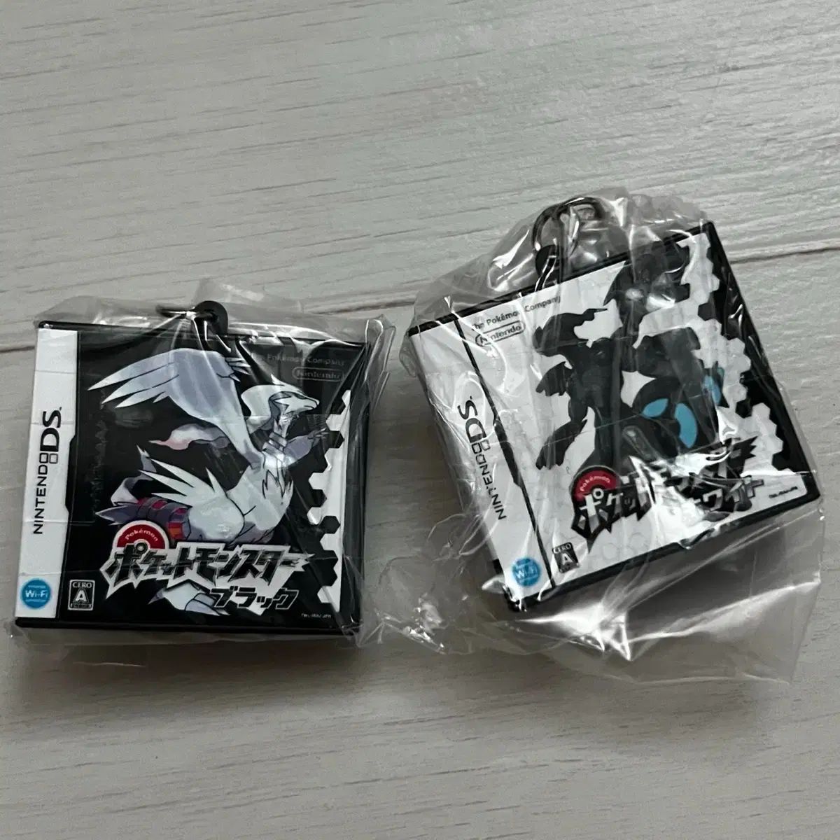 (最安値 まとめ売り) ポケットモンスター ポケモン カートリッジ キーホルダー ブラック ホワイト Nintendo チップ