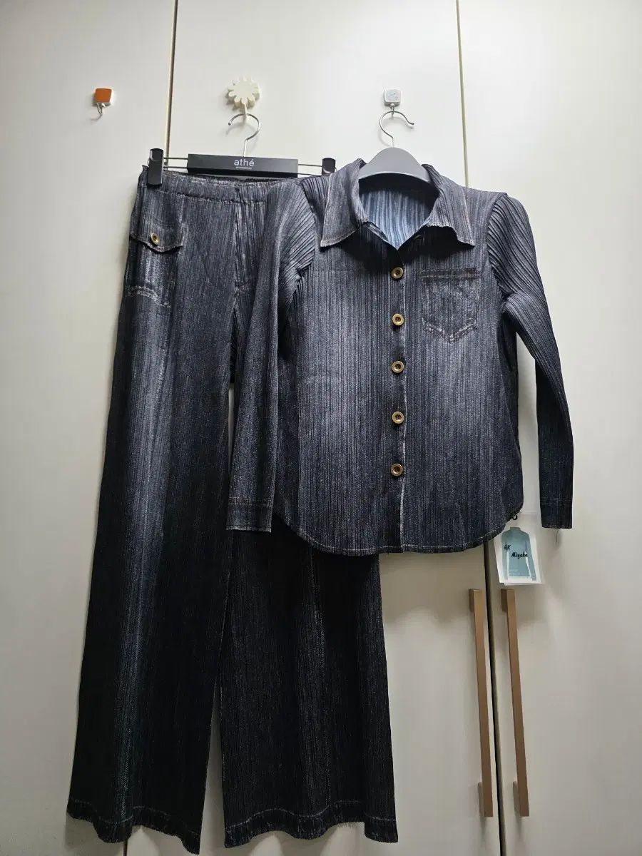 ブラック プリーツ デニム セットアップ 高級感 デザイン