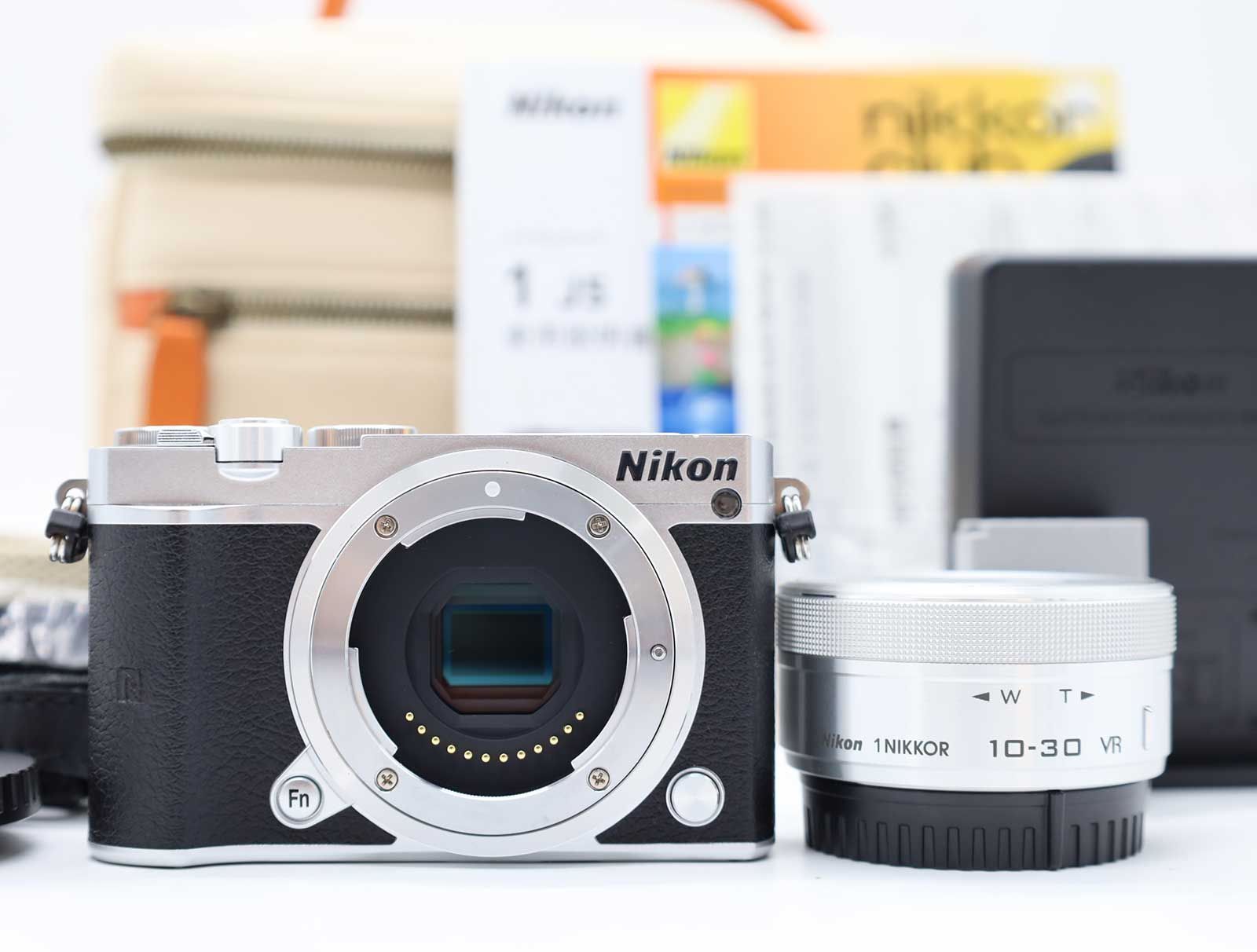 ニコン Nikon 1 J5 Mirrorless Camera Silver 10-30mm Lens 976 Shots [美品] #Z6828A 28,594円
