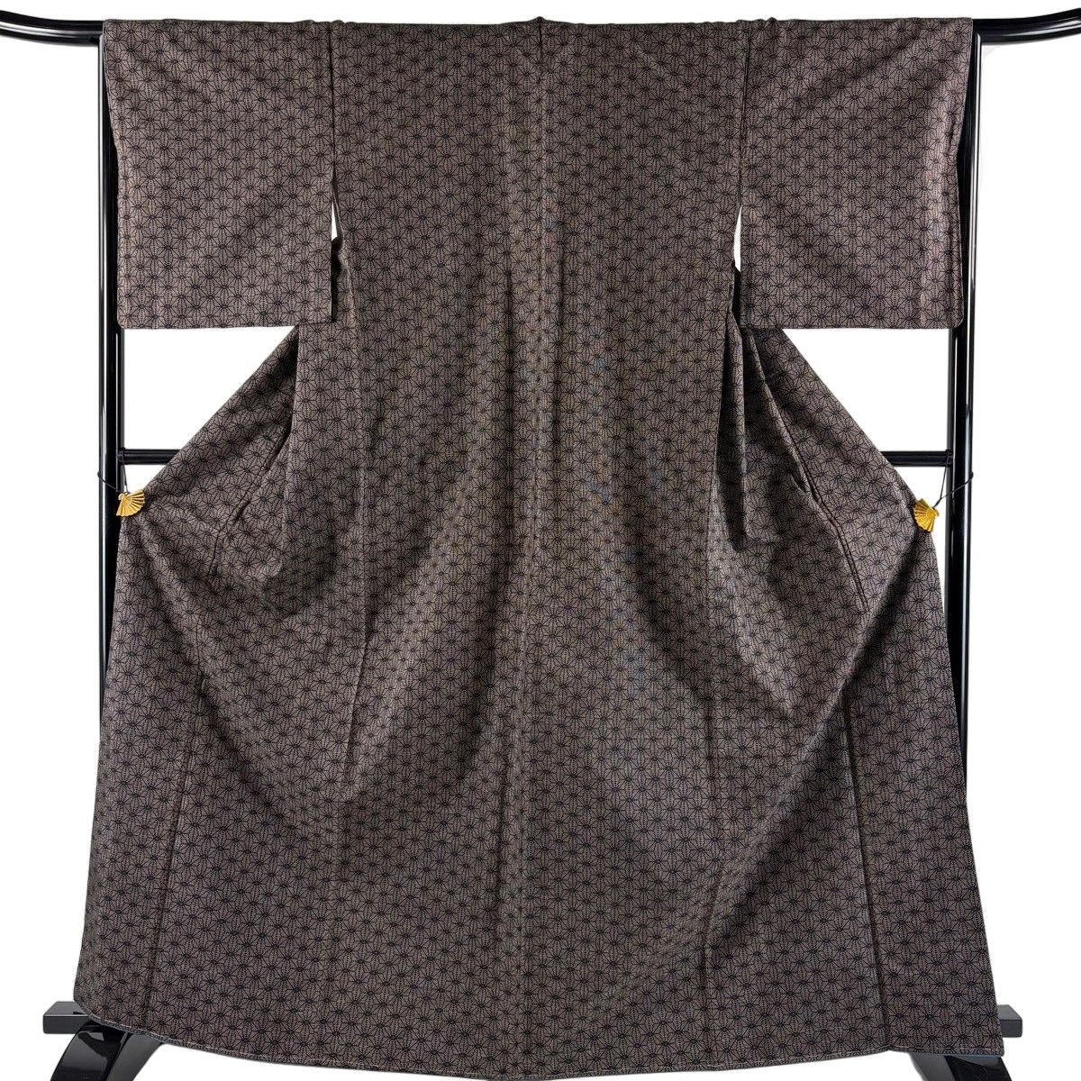 【美品】 大島紬 身丈165cm 裄丈66cm M 袷 純泥染 証紙 麻の葉 焦茶色 正絹 秀品 【中古】