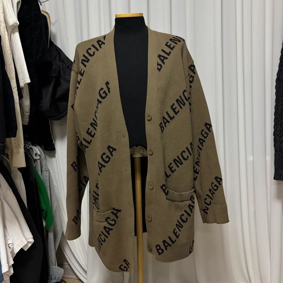 {ほぼ新品/105}バレンシアガ MULTI ロゴ ロング カーディガン