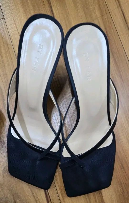 by far ウェッジ ビーチサンダル / Theory シエ Toteme(トーテム) ローシュガー Kindersalmon(キンダーサルモン) ジェイドモン グレー ルーム