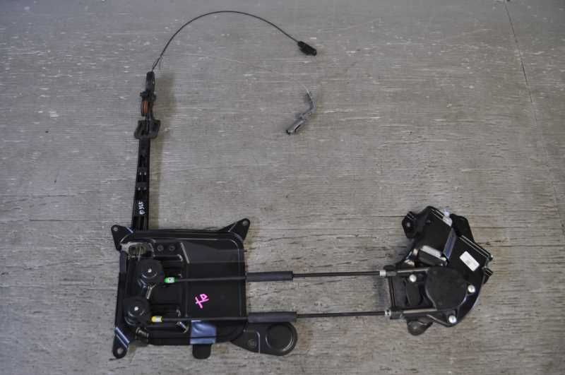 右 後 リア パワースライドドアモーター (ZRR75 ZRR70) ヴォクシー ZS 前期 s026239D 7,600円