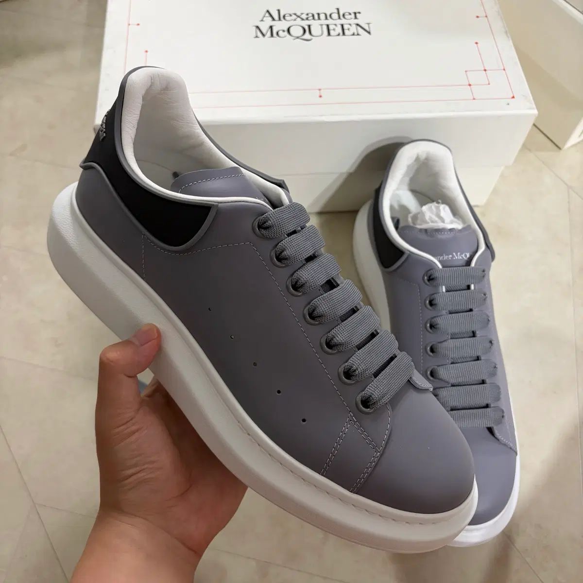 新品(290) Alexander McQueen アレキサンダー・マックイーン オーバーソール スニーカー 白 グレー ブラック 30,952円