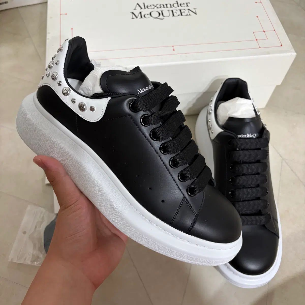 新品(250) Alexander McQueen アレキサンダー・マックイーン オーバーソール スタッズ スニーカー 白黒