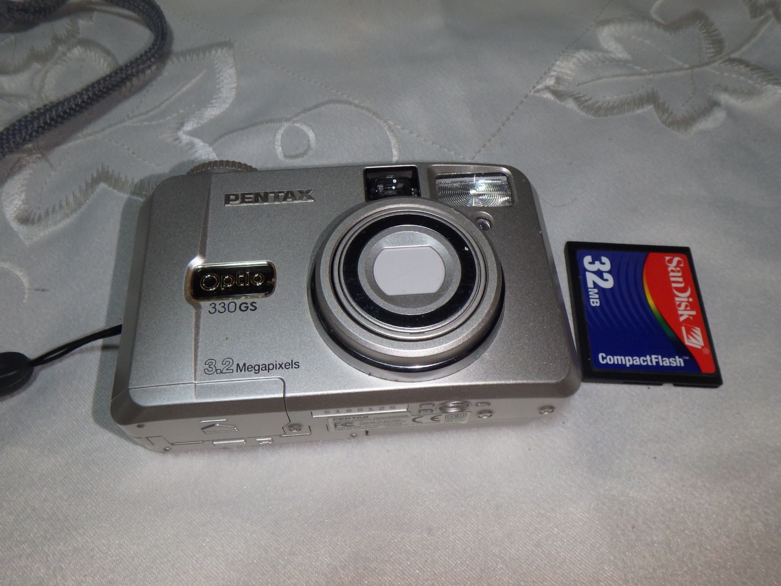 Operating product PENTAX OPTIO 330GS digital camera