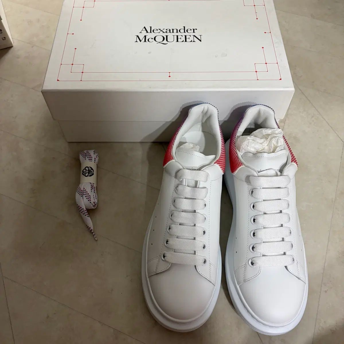 新品 (290) Alexander McQueen アレキサンダー・マックイーン オーバーソール スニーカー 白 レッド, ブルー