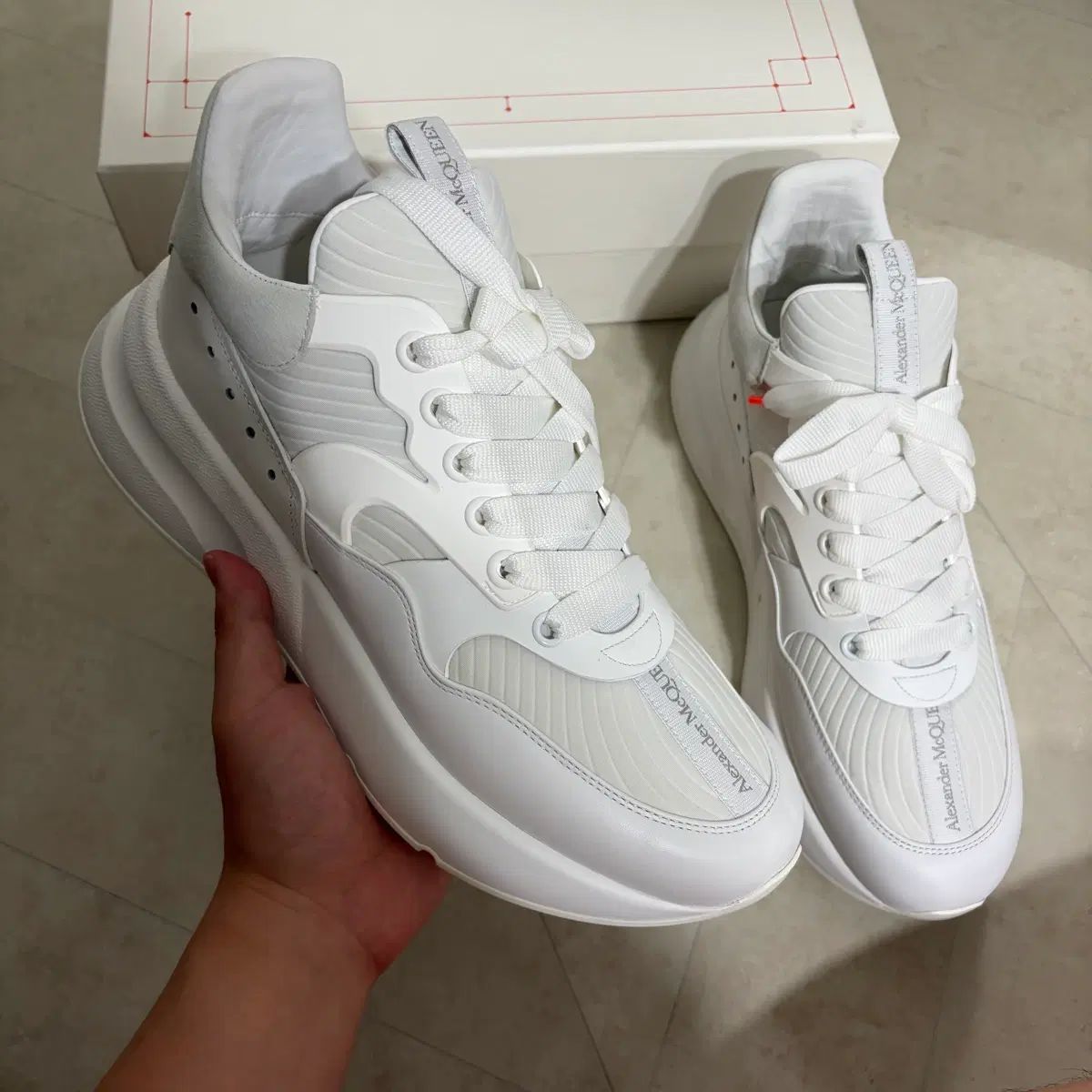 新品(290) Alexander McQueen アレキサンダー・マックイーン オーバーソール ランナースニーカー 白 シルバー 33,468円