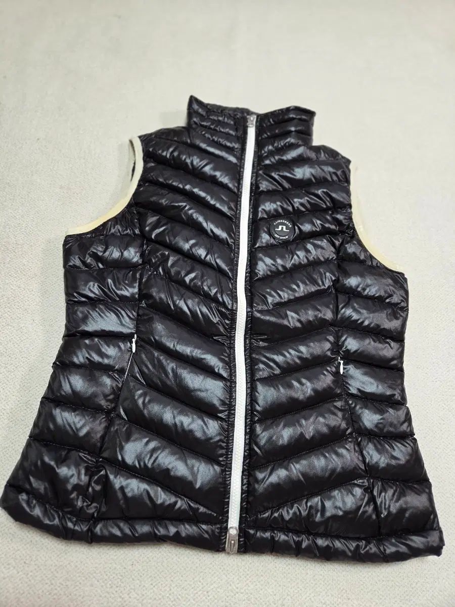 85) J LINDEBERG 린드버그 軽量ダウンベスト ブラック 6,517円