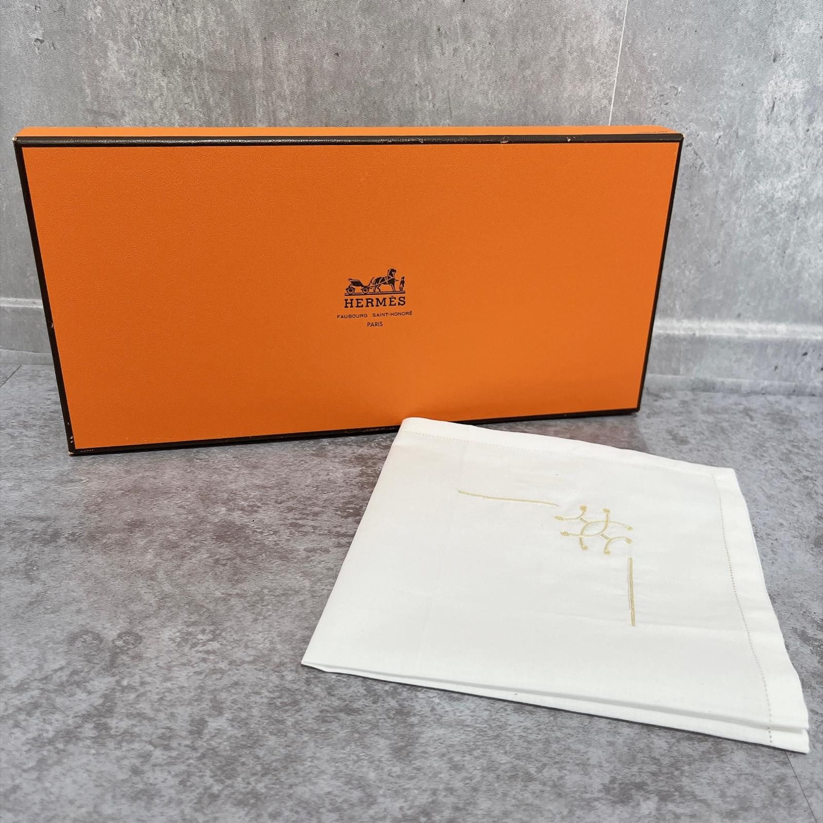【HERMES】エルメス ハンカチ 箱付き ホワイト 白 ゴールド刺繍 ロゴ レディース メンズ ハンカチーフ ポケットチーフ フォーマル スクエア
