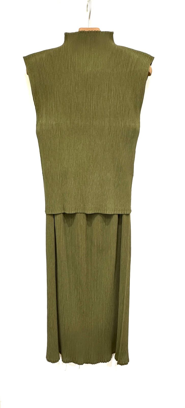 【楠本質店/元住吉】イッセイミヤケ　ISSEY MIYAKE　タートルネック　プリーツ　ノースリーブトップス　＃M　ロングスカート　＃S　セットアップ　カーキ　グリーン　レディース