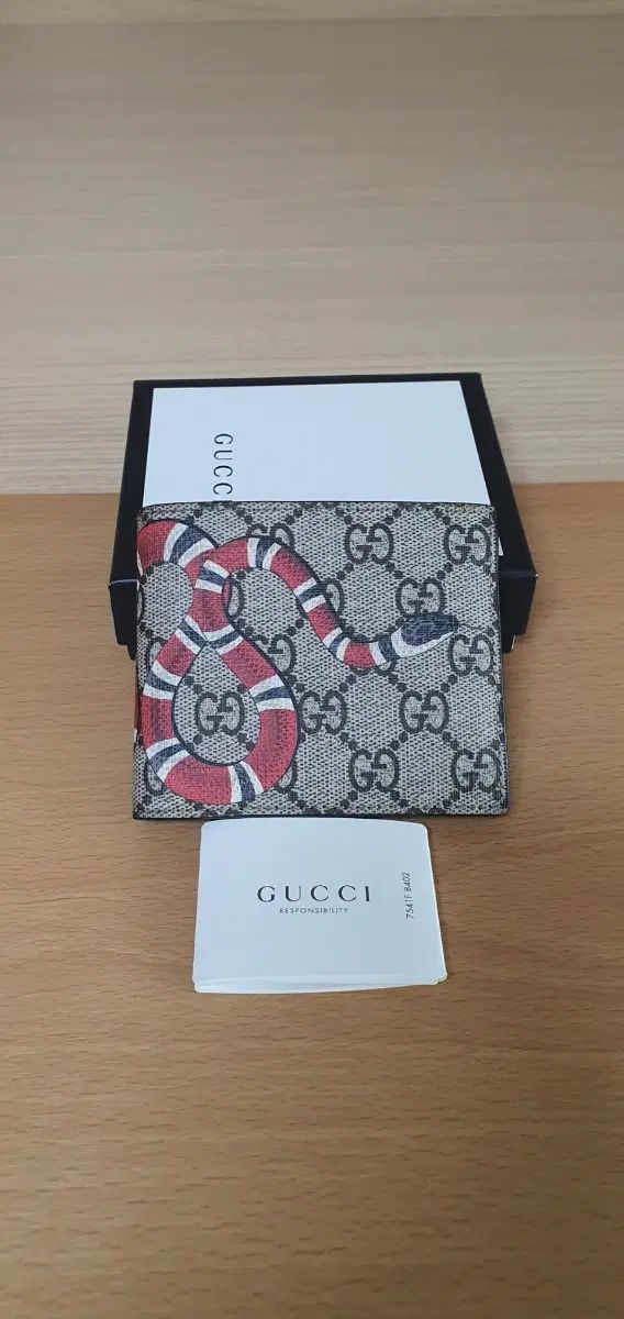 グッチ スネーク 二つ折り財布/財布 ほぼ新品 正規品 (鑑定済)
