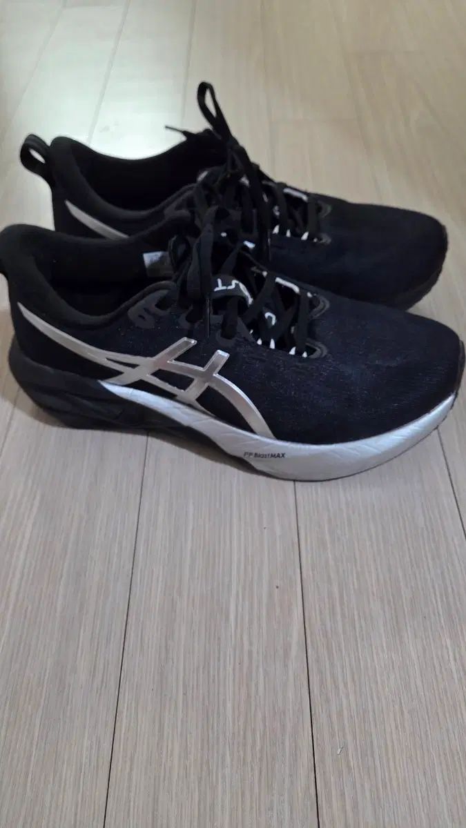 アシックス asics ノヴァブラスト BLAST 6 プラチナ platinum 260