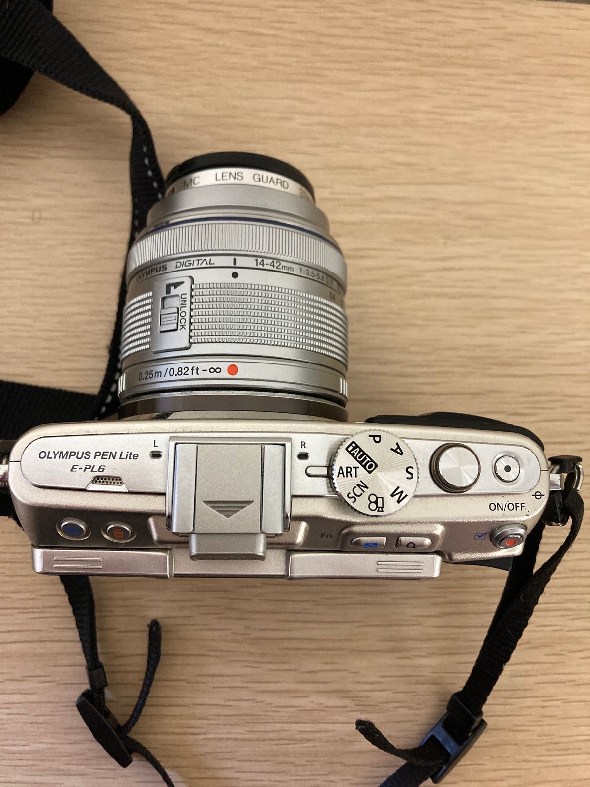 ％【通電動作未確認】OLYMPUS オリンパス PEN Lite E-PL6 ミラーレス一眼カメラ レンズ・ストラップ・ケース付き【カメラ】【10】