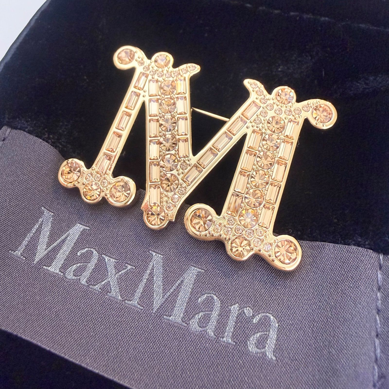 極美品 MaxMara マックスマーラ Mロゴブローチ ゴールド クリスタル 保存袋付き