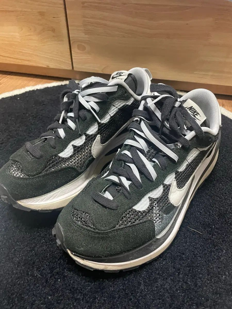 285 NIKE SACAI ヴェイパー ワッフル ブラック 白 黒白