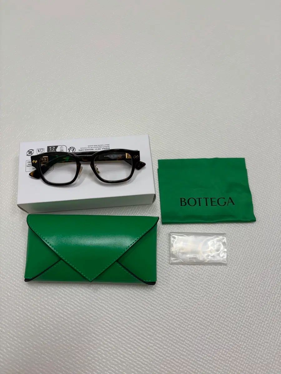 ボッテガヴェネタ メガネ 出品