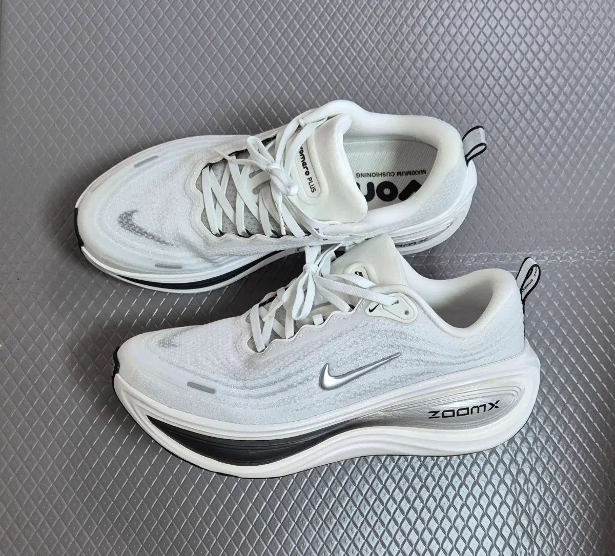 正規品 NIKE ズーム ボメロ PLUS 白 ブラック ランニングシューズ/マラソンスニーカー/ランニングシューズ (280) 28,228円