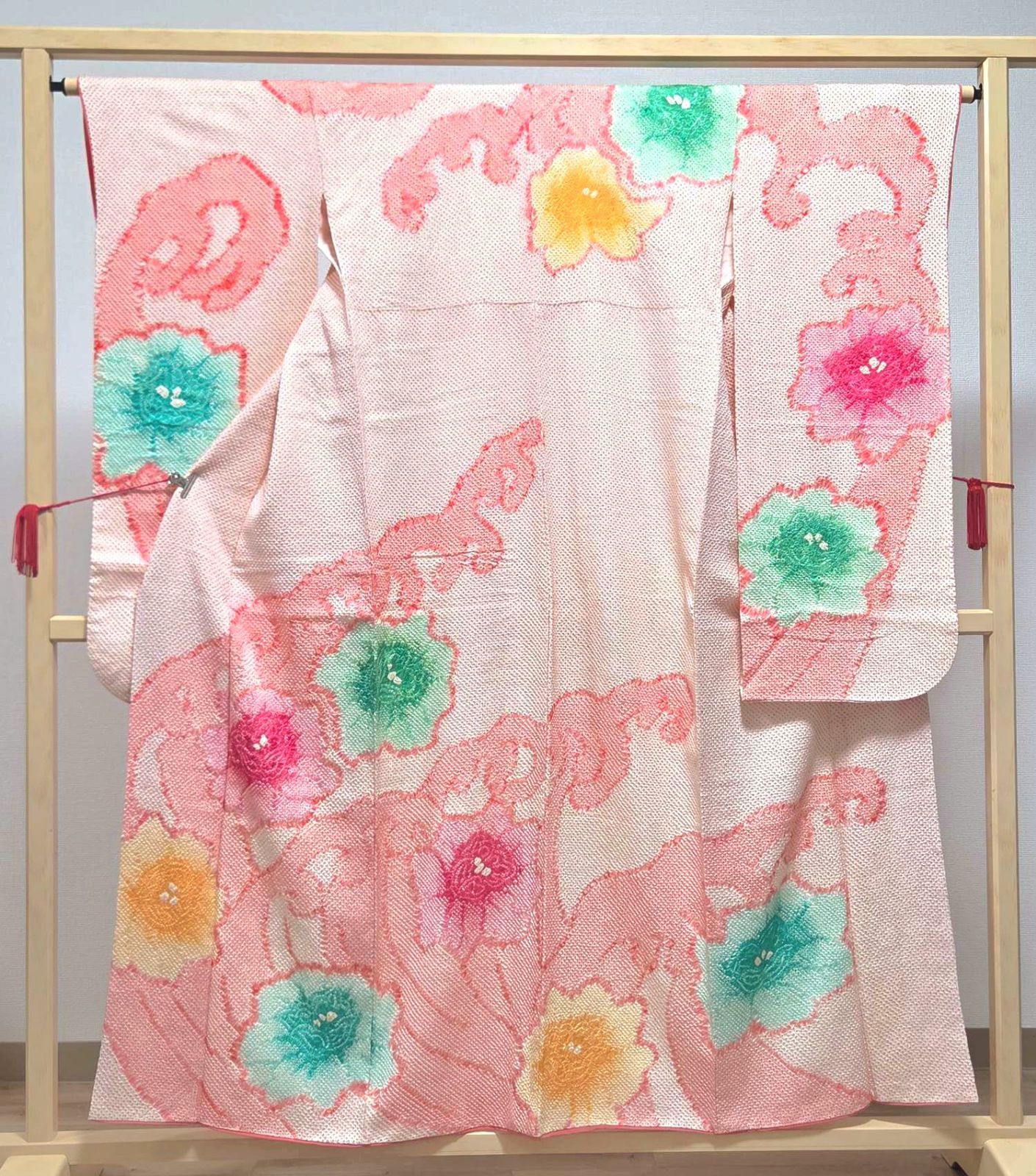 C◆着物くつろぎ 総絞り 波に花模様 薄赤色 マルチカラー 袷 正絹 振袖 着物 17,870円