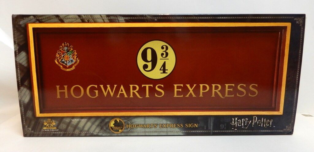 THE NOBLE COLLECTION (PROP REPLICA) 1/1 Scale HOGWARTS 9 3/4 Sign