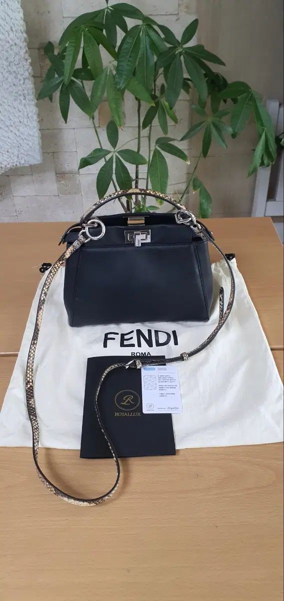 フェンディ ピーカブー ミニ MONSTER クロスバッグ/ショルダーバッグ 正規品 S級 (鑑定書O) 182,795円