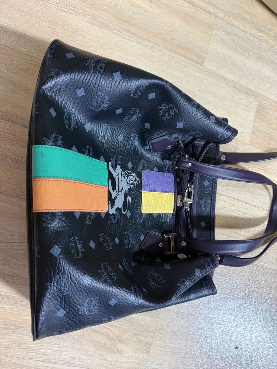 MCM ヴィセトス ライオン トートバッグです