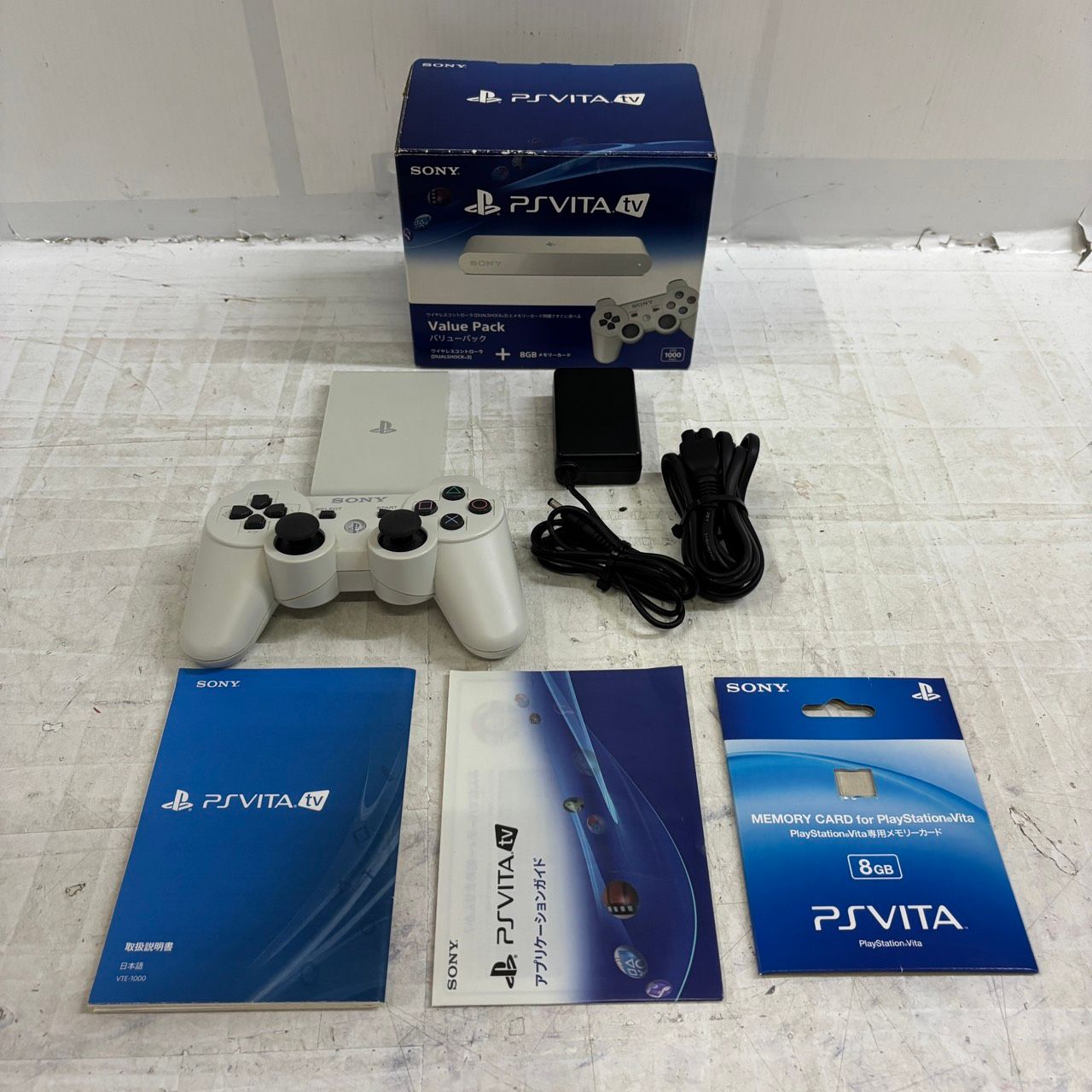 送料無料h16191 SONY ソニー PlayStation Vita TV Value Pack VTE-1000AA01 8GBメモリーカード DUALSHOCK3 箱付き ゲーム ホビー