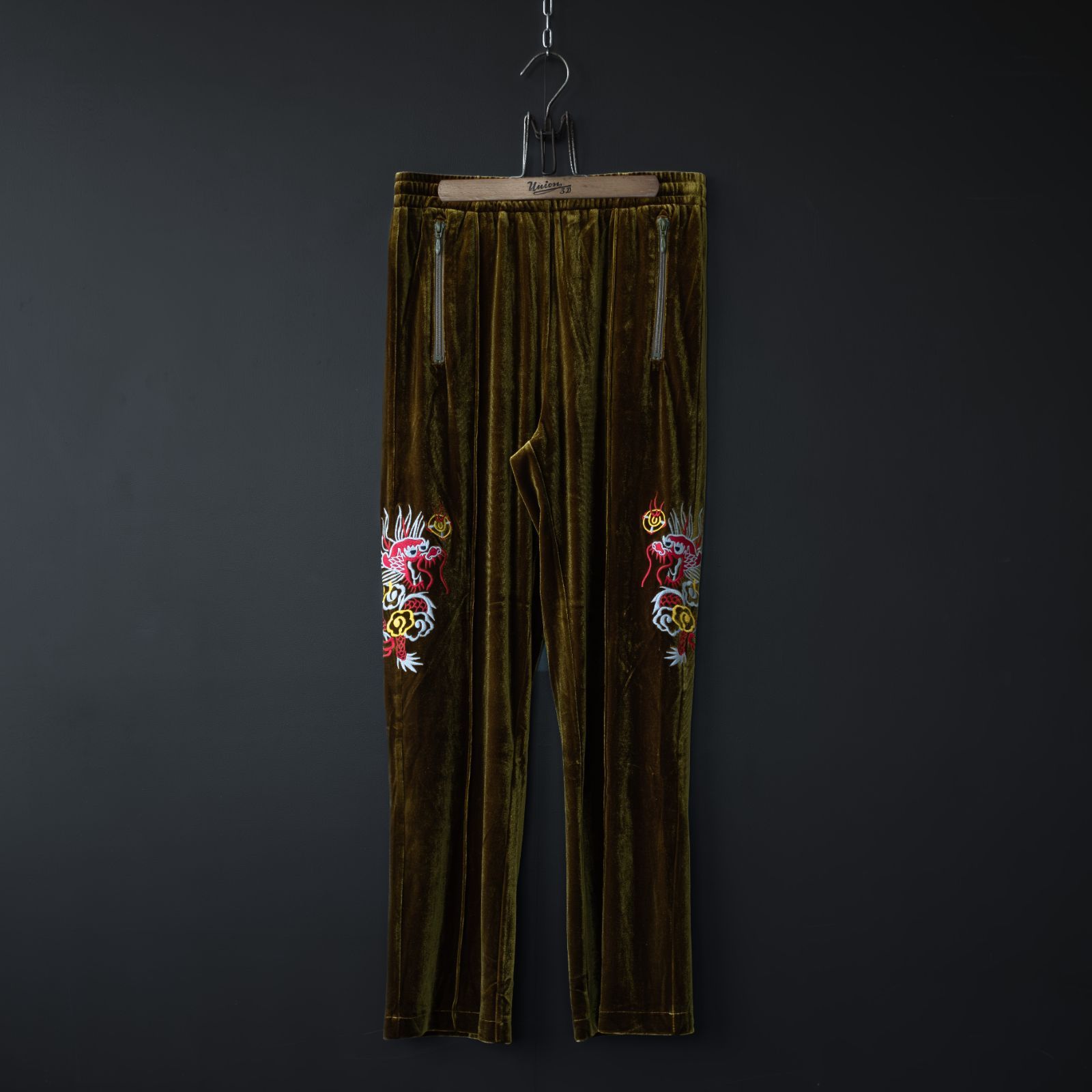 -新品- 【Universal Style Wear】 viet-track velours pants (olive) | ユニバーサルスタイルウェア ベトジャン 刺繍 トラックパンツ ベロアパンツ ジャージ 643401 7,546円