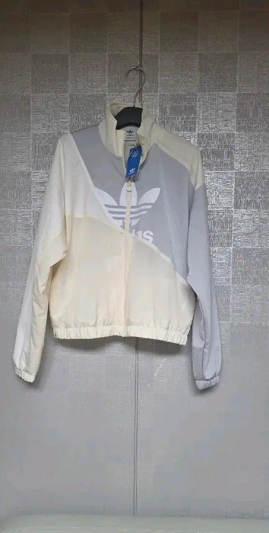新品 アディダス トレーナー ジャケット