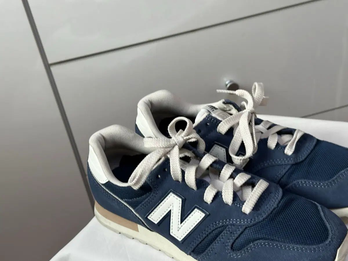 New Balance 373 ネイビー スウェード スニーカー