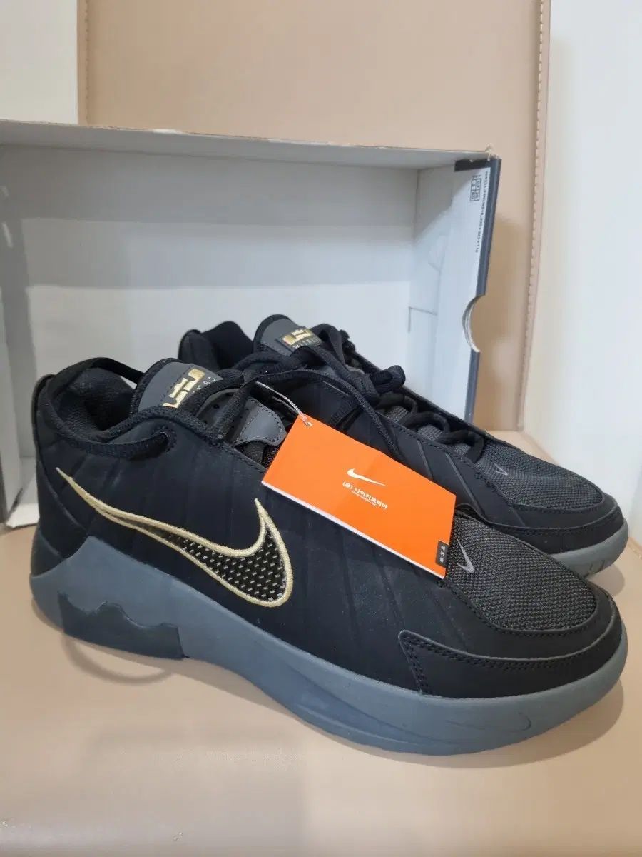 NIKE レブロン スニーカー 新品 270サイズ