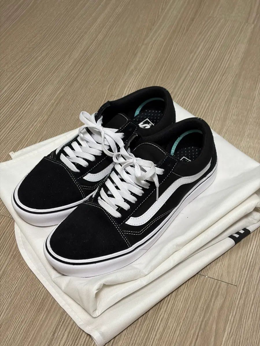 VANS コンフィクッシュ オールドスクール ブラック/白 285