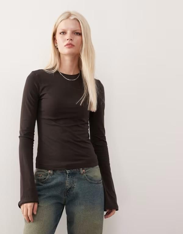 ウィークデイ レディース トップス Tシャツ Weekday flare long sleeve top in dark brown ブラウン